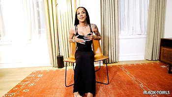 Trans fofa se masturba de lingerie