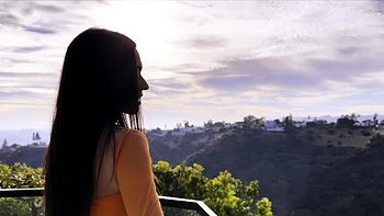 Брюнетка-подросток Сойер трахается и мастурбирует