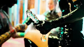 Lesbicas de látex se divertem com brinquedos