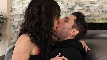 Buceta apertada de Jennifer White aberta por pau enorme