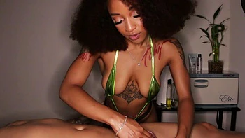 Ebony Mena faz massagem sensual com óleo