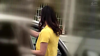 Asiatin macht Pipi und wird vollgespritzt