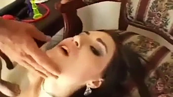 Chica caliente deja que su novio maduro le folle el culo duro