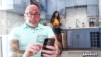 Латина мамка трахается с отчимом в позе догги