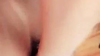 Amadora asiática chupando pau hardcore