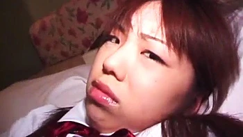 Asiatique amateur suce et se fait baiser en levrette