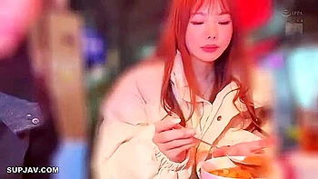 Amadora asiática fodendo a buceta sem proteção