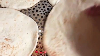 Cocina pizza y luego folla su coño peludo