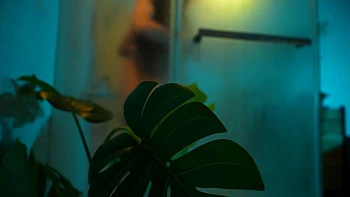 Asiatisches Teenbrünette wird unter der Dusche gefickt