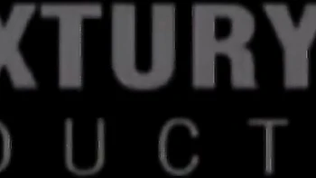 Lolly Blond se masturba no pau grande e lambe bolas