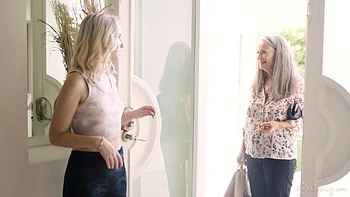 Blonde und Ebony Lesben masturbieren und lecken heimlich