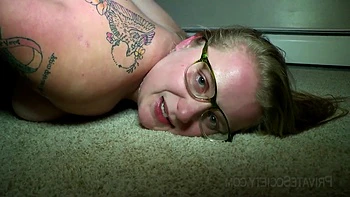 Le gros cul de Katie se fait baiser anal