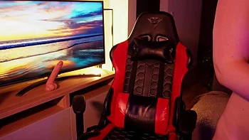 Секси Лекси мастурбирует и писает в одиночку