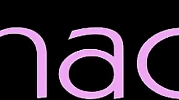 Миниатюрный леди-бой дрочит маленький член