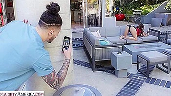 Heiße Stiefschwester mit geilen Arsch wackelt auf großem Schwanz