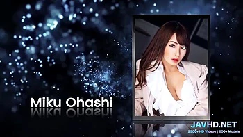 Chatte mouillée japonaise amateur pisse en doggy