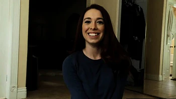 Adolescente pelirroja da blowjob y folla duro a cuatro