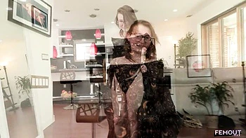 Милая транс девочка мастурбирует свою большую жопу