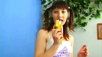 MILF russe en trio: suce, doggy et cowgirl