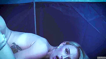 Её изящную киску трахает лесбийское трио