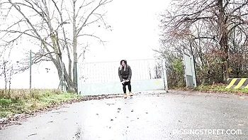 Naomi Bennet Outdoor-Pissen Fetisch