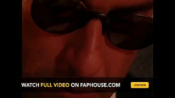 Дино трахает молодую красотку большим членом