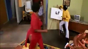 MILF forte aux gros seins baisée en doggy et cowgirl