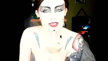 Loira negra se masturba com peitos grandes na webcam