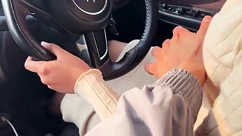 Индийская бабхи Дэнни Дак учится водить: большой минет и ебля сиськами в машине