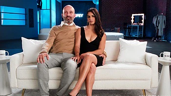 Typ sieht zu, wie seine Frau auf dem Sofa von anderem gefickt wird