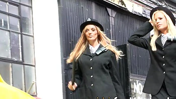 Blonde Polizistinnen ficken Nerd Schwanz im Dreier