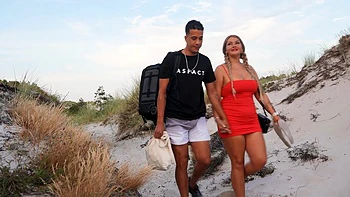 Fette Frau fickt ihren Freund hart am Strand