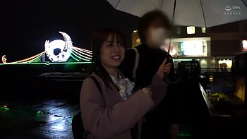 Gata japonesa transando e se beijando