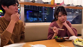 Jeune asiatique mince donne des baisers profonds