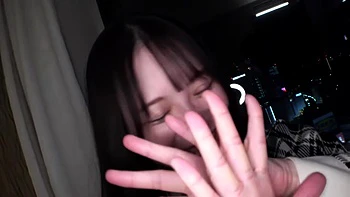 Asiática follando de pie en perrito