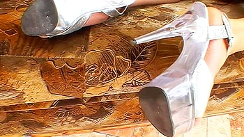 Блондинка и брюнетка жестко трахают анус втроём