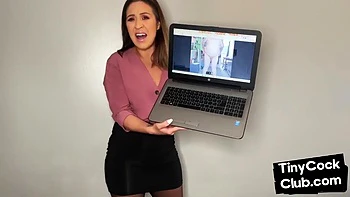 Upskirt Babe reizt kleine Schwänze mit Strap-On