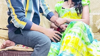 Heiße Desi Dienstmädchen fickt mit klaren Hindi-Stöhnen