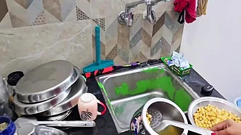 Professora indiana de peitões ensina aluna a foder