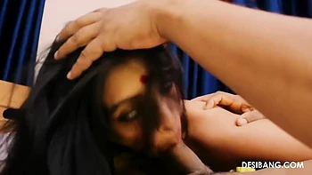 Деси MILF делает минет с заглатыванием и трясет жопой