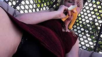 Старая блондинка жаждет грубого члена