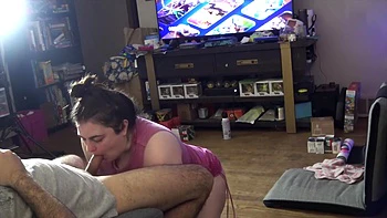 Garota gamer faz blowjob profundo nas festas