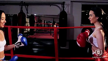 Lesbiennes brunes pulpeuses baisent en mode amateur