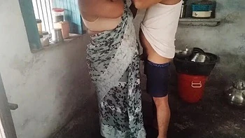 Деси тётка застала пасынка за мастурбацией - запретный секс