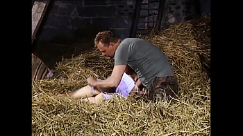 Jeune brune chaude suce une grosse bite avant une dure levrette