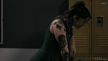 Brünette Milf bläst und reitet jenseits ihres Höhepunkts