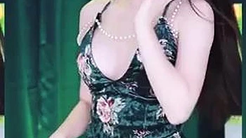 Koreanisches Babe tanzt und bläst Schwanz