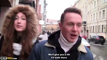 Брюнетка-тинейджерка ебется наездницей в обнимку