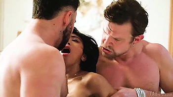 Brünette Ehefrau hart mit großem Schwanz anal doppelt gefickt