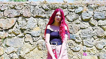 Худая рыжая любительница Кроу нюхает встречи на улице